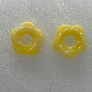 Retro 70s Style Yellow Flower Power Earrings - 1 Inch